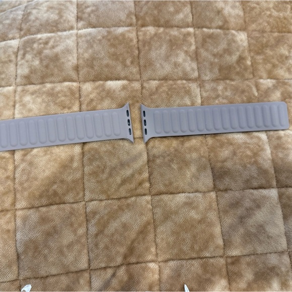 MAGNETIC silicone watch band for iwatch 38,40,41 mm…. Neutral & nice! See pic: - Picture 1 of 6